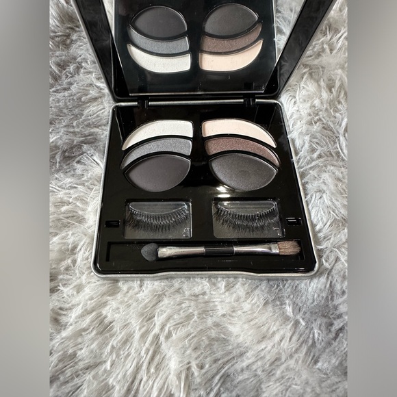 ME Makeover Essentials Lashing Out - Picture 4 of 6